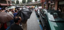 Un grupo de vecinos ante el restaurante de un ciudadano magrebí el pasado lunes en Iztieta. /ARIZMENDI/
