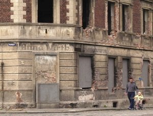Un hombre pasea con su hijo, en triciclo, por una calle de la ciudad de Wittenberge, en el este de Alemania. /REUTERS/