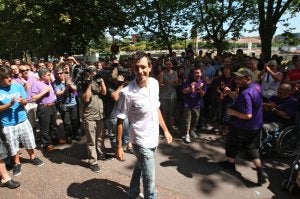 Mikel Astarloza, arropado por sus seguidores el día que defendió su inocencia en Donostia. /LUSA/
