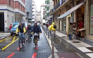 Algunos de los participantes en el paseo ciclofotográfico comprueban el bidegorri de la calle Nueva. /A.M../