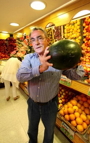 Rafa posa con una sandía cedida por Frutas Dumboa y que quiere semejar un balón. /F. DE LA HERA/