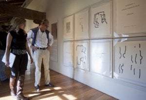 Elena Solana, responsable de Obra y Artista del Museo, junto a Luis Chillida. /USOZ/