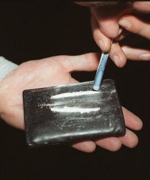 Un hombre aspira una dosis de cocaína./