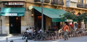 El Udaberri, en Reyes Católicos con Larramendi, tal y como es en 2009 y tal y como fue retratado en 1989 en 'El Anónimo'. /GONTZAL LARGO/