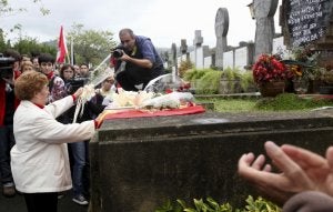Amigos y familiares se reunieron el 25 de octubre en torno a la tumba de 'Txiki'. /APREA/