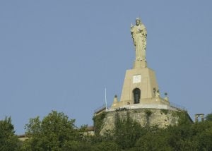 La figura domina la bahía de la Concha desde el monte Urgull./