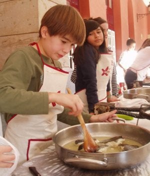 Los escolares se afanaron en ligar la salsa del bacalao al pil-pil. /A.E./