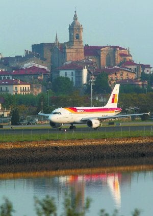 Un avión en el aeropuerto de Hondarribia. ::
F. DE LA HERA/