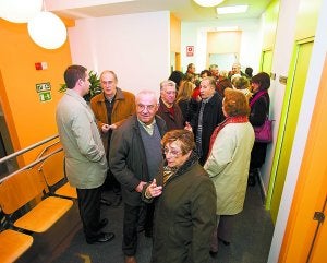 Estreno. Asistentes al acto de inauguración del Centro Social Iraso, celebrado ayer. ::
F. DE LA HERA/