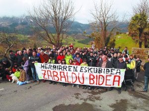 Concentración. Vecinos de Suña, Untzila, Zabola y Azkoaga se concentraron el domingo. :: GOIENKARIA/