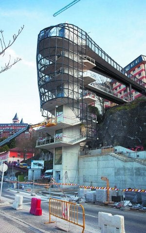 El primer ascensor de Aizkorri, a punto de concluir, en su encuentro con la avenida de Zarautz. :: MICHELENA/