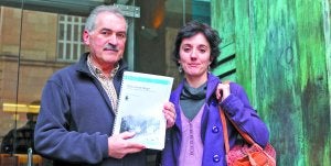 Informe de SOS Racismo. Peio Aierbe y Anna Stern, ayer en San Sebastián. :: MIKEL FRAILE/