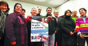 Solidaridad. Miembros de Illimani y del club Megas muestran el cartel de una campaña que ya está en marcha. :: ARIZMENDI/