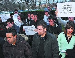 Inquietud. Los alumnos se concentraron el pasado 27 de febrero para mostrar su rechazo a los cambios en Musikene . ::
J. I. UNANUE/