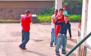 Un grupo de menores tutelados gesticula a la cámara en un centro vizcaíno./