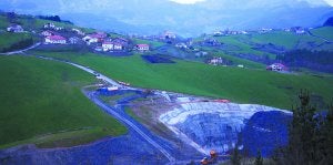 Los barrios aramaioarras de Zabola, Azkoaga y Barajuen con la gran cicatriz del túnel del Tren de Alta Velocidad a su paso por este bello enclave rural. Aramaio tiene 21 barrios./