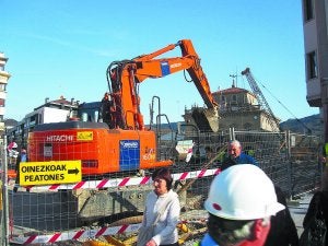 La obra sigue. Los operarios continúan con la construcción de los muros del parking. :: F. DE LA HERA/