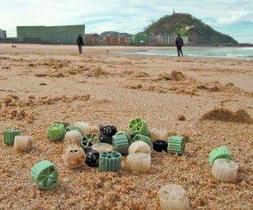 En el arenal. Decenas de ruedas sobre la arena de la playa de La Zurriola, en San Sebastián. :: MICHELENA/