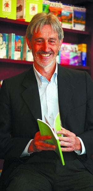 Koldo Saratxaga, con el nuevo libro en sus manos. ::
MAITE BARTOLOMÉ/