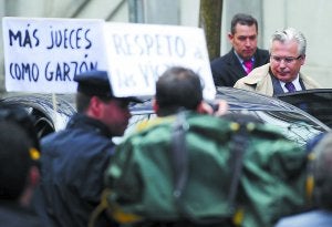 Baltasar Garzón abandona el pasado jueves el Tribunal Supremo tras comparecer por una de las tres causas penales que tiene abiertas. :: AFP/