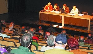 Afectados de Fórum, ayer en el centro Bastero de Andoain. ::
LUSA/