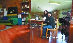 Adiskidetuak. Rocío Calderón y Gina Castillo, secretaria y presidenta, en el local de la asociación situado en Lapice. :: F. DE LA HERA/