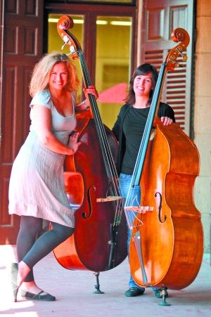 Mingo y Luisa, alumnas de Musikene, contrabajistas y líderes de dos formaciones jazzísticas. ::
MIKEL/