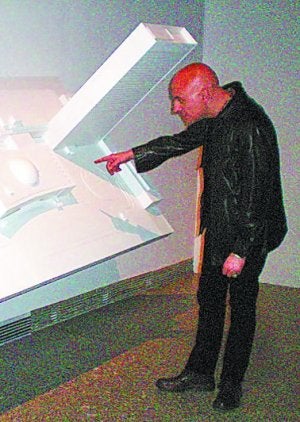 Artista. Txuspo Poyo, junto a la maqueta de la ONU. ::
PALOS/