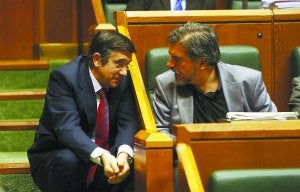 Parlamento Vasco. El lehendakari Patxi López y Jesús Eguiguren charlan durante un pleno en Vitoria. ::
RAFA GUTIÉRREZ/
