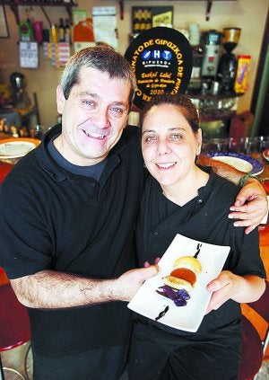 Cristóbal, Paula y su pintxo, hot dog de mollejas. ::
NAGORE IRAOLA/