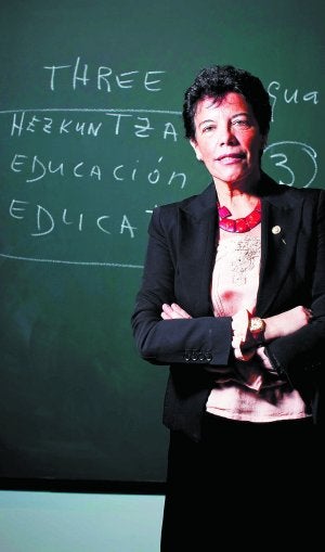 Isabel Celaá posa ante uno de sus objetivos, el trilingüismo. :: DAVID APREA/
