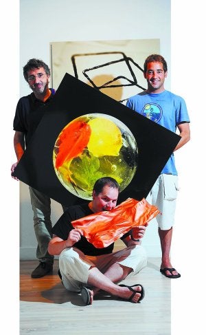 Arte para comer. Juantxo Egaña y Borja García Argüelles, en pie, y abajo, Enrique Fleischmannn. :: lópez/