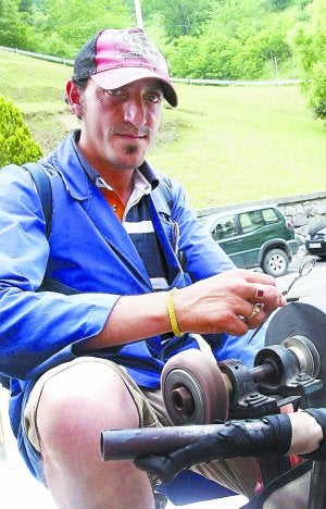Piedras de afilar. Tomás López en plena faena. ::
AITOR/