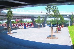 Puente y plaza. La zona de estancia junto al sexto puente se llamará Plaza de la II República. :: A. M./