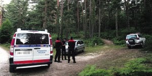 La Ertzaintza acordonó la zona del bosque donde apareció el cadáver de José Félix Chasco ayer a última hora de la tarde. :: RAFA GUTIÉRREZ/