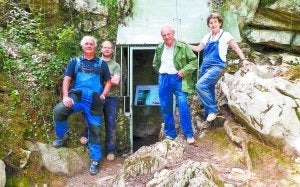 El equipo. Federico Ríos, Jan Wesbuer, Jesús Altuna y Koro Mariezkurrena, en la entrada de la cueva de Ekain./