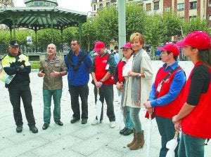 Maite Cruzado, con los responsables de la Policía Local y de Mantenimiento y los agentes. ::
FLOREN POR
TU/