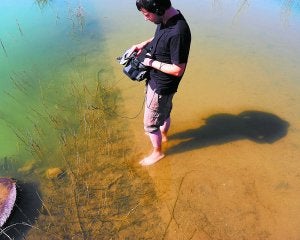 Xabier Erkizia durante una grabación subacuática en el pantano de Itoitz, en Navarra./