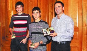 Markel Alberdi y Ander Romarate recibieron la distinción del alcalde Miguel de los Toyos. ::
ASKASIBAR/