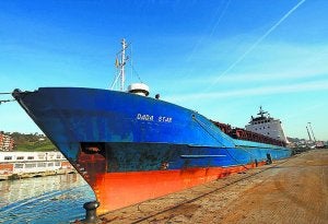 El 'Dada Star', atracado en uno de los muelles de Pasaia. ::
DE LA HERA/