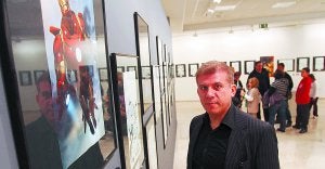 Dibujante de 'Iron Man'. Salvador Larroca junto a uno de los populares personajes que dibuja para Marvel, en la exposición del Centro Cultural Okendo. :: NAGORE IRAOLA/