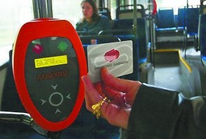 Un viajero de Lurraldebus hace uso de su tarjeta. :: MIKEL FRAILE/
