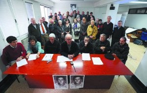 Memoria. Eibarreses de diferentes ideologías políticas han organizado actos en recuerdo de Roberto Pérez Jauregui. :: FELIX MORQUECHO/