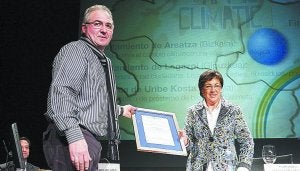 En Bilbao. El alcalde, Sotero Plazaola, recogió el premio./