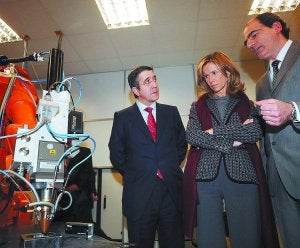 Autoridades. La ministra de Innovación Cristina Garmendia y Patxi López visitaron Tekniker. :: MORQUECHO/