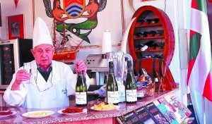 José Luis Martínez brinda con una copa de cava del espumoso que lleva el nombre de Pasajes./
