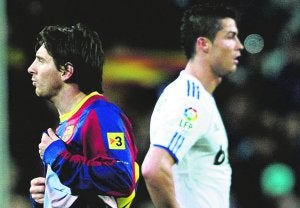 Messi se cruza con Cristiano Ronaldo en un Barça-Madrid. La llegada a España del astro portugués, que se había convertido en una de las señas de identidad de la Premier, ha elevado a límites insospechados el interés de los británicos por el fútbol español. ::
JAVIER SORIANO/AFP/