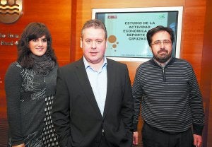 Motor económico. Amaia Balerdi, Iñaki Galdos e Iñigo Artetxe, ayer en la Diputación. ::
MICHELENA/