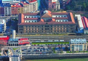 Espacio integrado. Vista aérea de la estación y la parte trasera del edificio de Tabakalera. ::
EASOFLYERS/