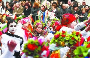 Colorido. Mucho público disfrutó con la actuación de los niños de la Ikastola de Elgoibar. ::
AITOR/